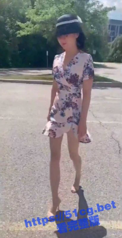 推特唯美人妻 美国大学校园户外露出啪啪 附近人来人往的学生 光天化日众目睽睽之下现场教学做爱-51吃瓜网