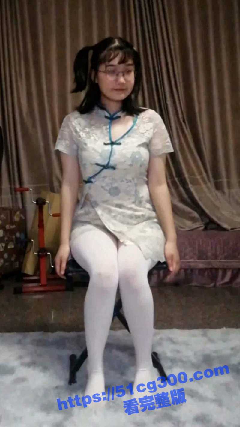 B站定制 清纯系眼镜美眉 小可又鬼畜啦 露脸私拍 正常色舞版加全裸诱惑版 - 51吃瓜网-51吃瓜网