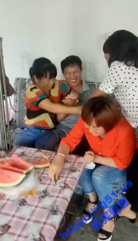 三十如狼四十如虎 五十坐地能吸土！几个吸土大妈强行脱裤 玩弄大叔阴茎！-51吃瓜网