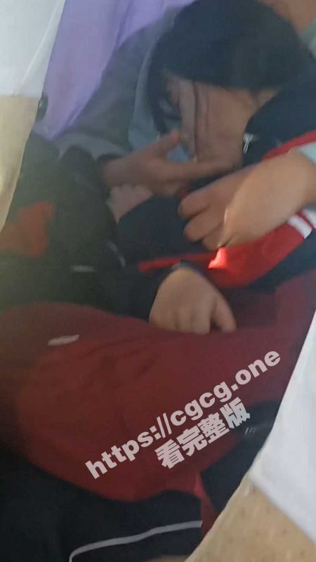 中学生情侣大巴车事件！小情侣火热难耐 大巴车上直接开吃、扣逼！这口技咋练出来的？-51吃瓜网