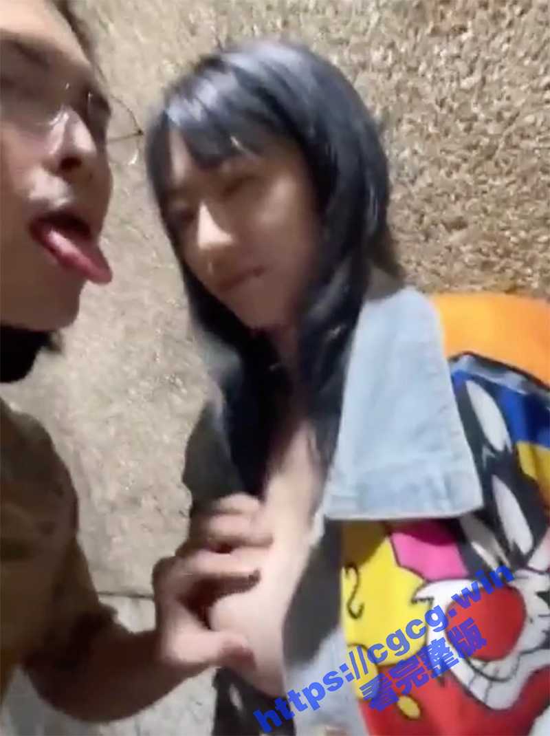 香港情侣玩露出!油麻地天后古庙前宽衣露乳大不敬 性上瘾去后巷做爱抽插 引起香港市民网络讨伐! - 51吃瓜网-51吃瓜网