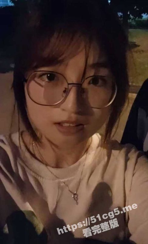 眼镜妹yyds！柳州职业技术学院学妹 韦闫妮 私生活混乱 多次跟学长出去开房3P 录像全程露脸超级反差！-51吃瓜网