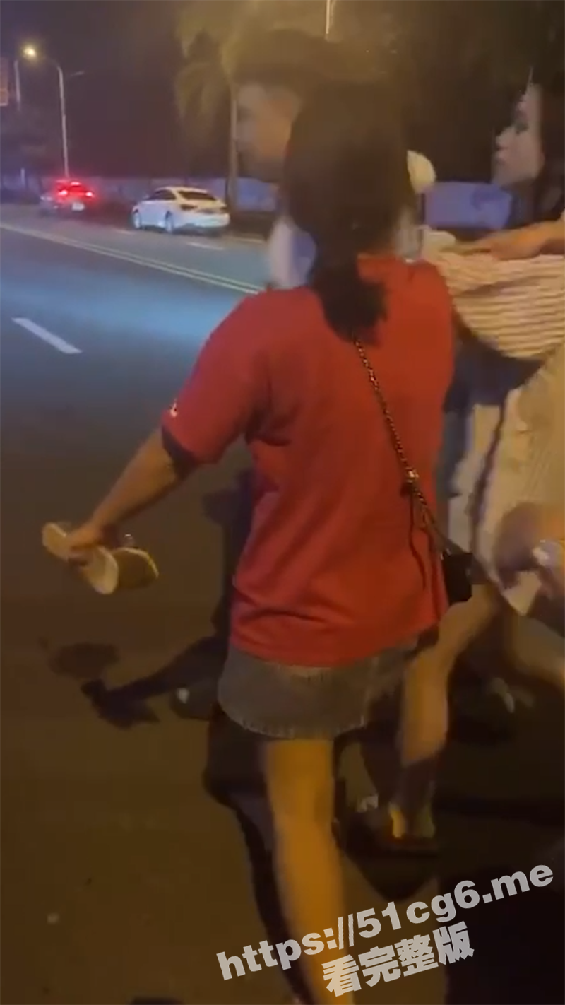 又一个小三被打了只剩下内裤 女人干架真精彩！ - 51吃瓜网-51吃瓜网