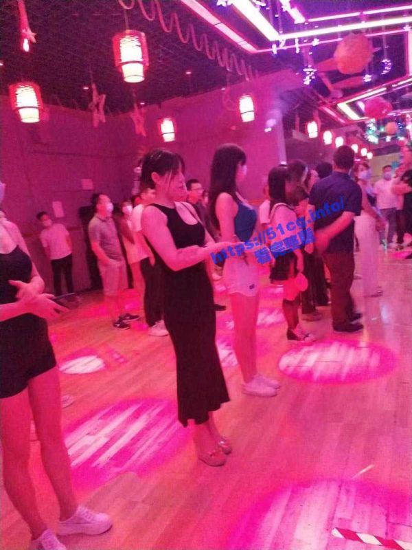 独家爆料！二十元一首歌时间随便摸！带你进入莎莎舞厅！-51吃瓜网