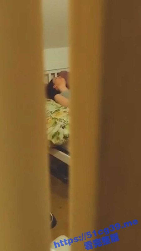 欧美系列 在小姨家留宿时半夜上厕所 发现门没关严 原来小姨在自慰 我该不该进去帮帮她呢-51吃瓜网