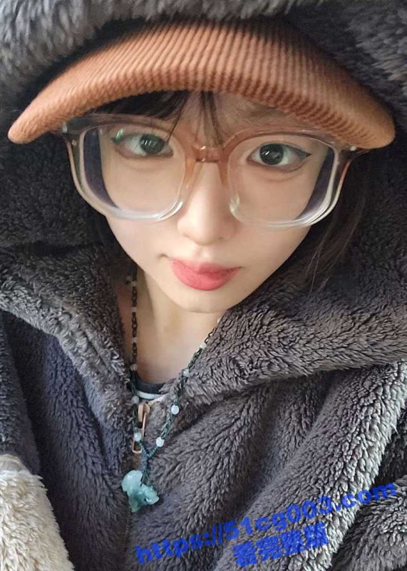 高颜值反差眼镜正妹 跪在主人双腿之间张嘴接精！一天都离不开主人的大鸡吧！-51吃瓜网