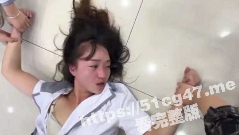 捉奸现场!小三被原配携闺蜜按在地上扯奶罩扇耳光 奶子都露出来了! - 51吃瓜网-51吃瓜网