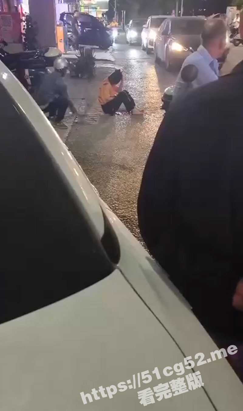 河池都安一男子因老婆出轨提刀当街砍死情夫 又是一个玩人妻被杀掉的 真是可怜又可恨呐 - 51吃瓜网-51吃瓜网