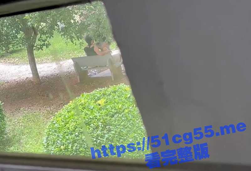 饥渴小情侣在公园的长椅上当众女上位啪啪极其刺激！不管过往的行人完全陶醉其中！ - 51吃瓜网-51吃瓜网