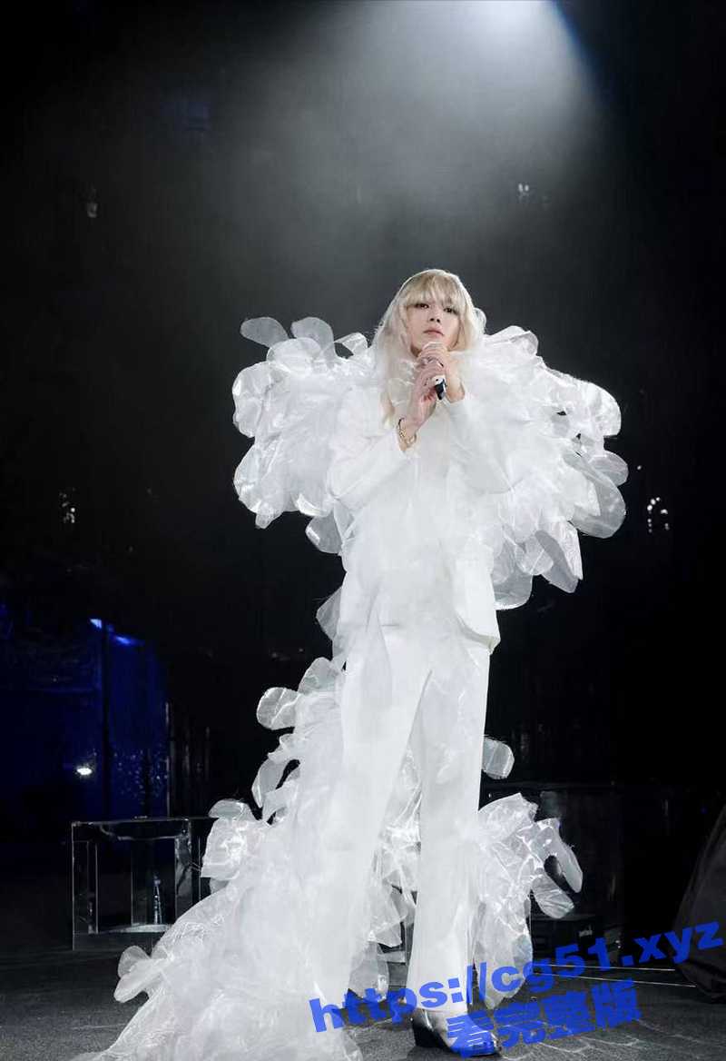 华晨宇香港演唱会太炸裂了 不愧是花花 总是超出人类的理解范围 还有人说他超越了权志龙 你们认为怎么样 - 51吃瓜网-51吃瓜网