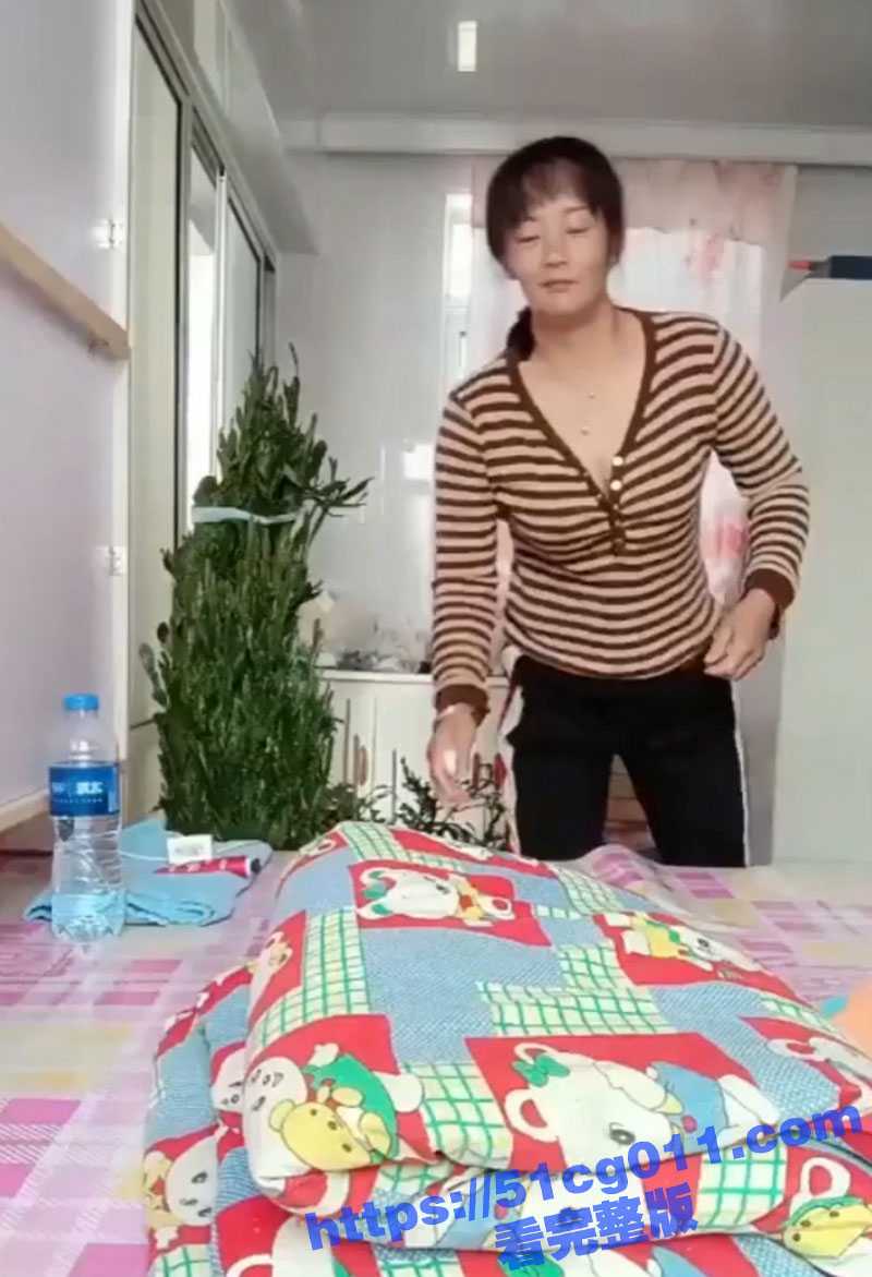 东北农村熟女 奶妞媚姐 在大炕上掰穴自慰 这大黑蝴蝶逼 经常被操吧 东北娘们就是豪爽！ - 51吃瓜网-51吃瓜网