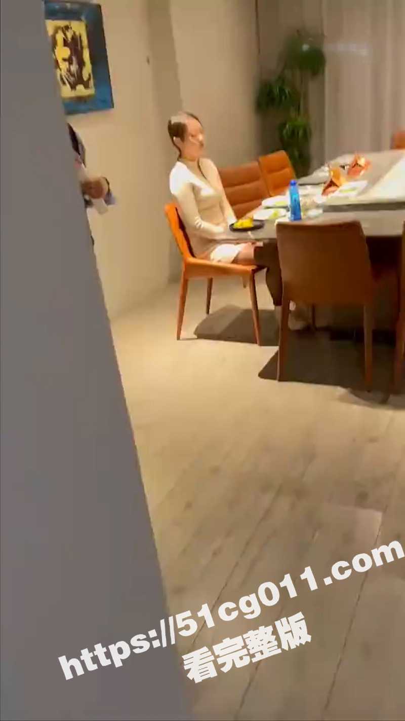 我没钱结账 你帮我买了这单吧 你让我做什么都行!相亲对象没钱买单 只好被老哥带回酒店 直接把她操到潮喷! - 51吃瓜网-51吃瓜网