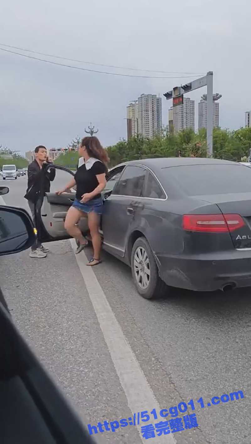 小仙女不减肥还是有好处的 可以单挑一个细狗 直接一个后摆拳把对方干到在地! - 51吃瓜网-51吃瓜网