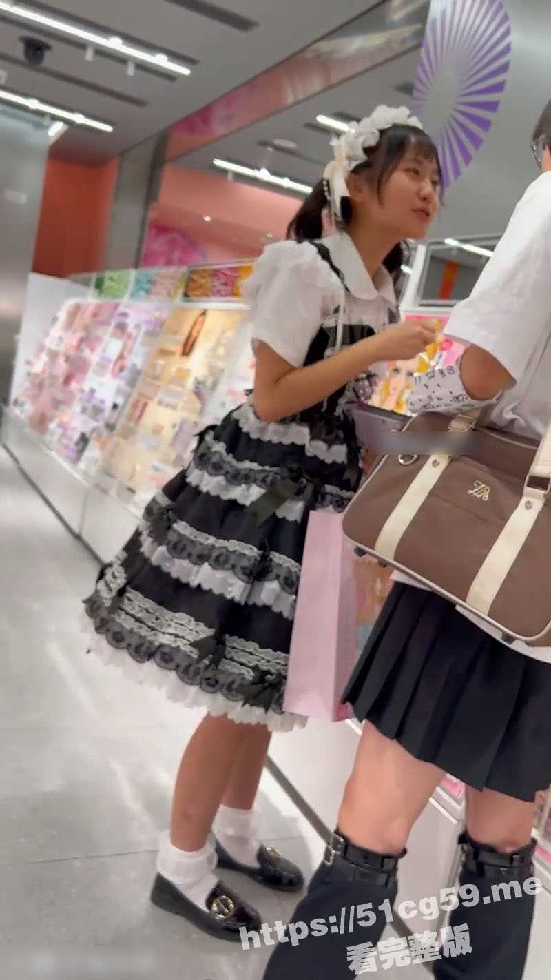 街拍抄底LO娘学妹 竟然没有安全裤 还穿着透明骚内 露出蝴蝶逼还流着爱液 这就是故意给人拍的吧 - 51吃瓜网-51吃瓜网