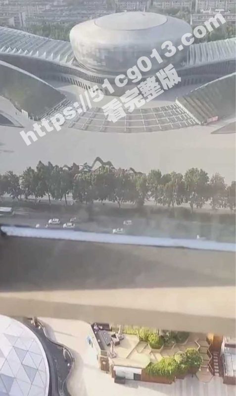 北京工业大学体育馆  一男女光天化日上演吃鸡大戏  你俩还真会挑地方 真以为兄弟们看不见呢？-51吃瓜网