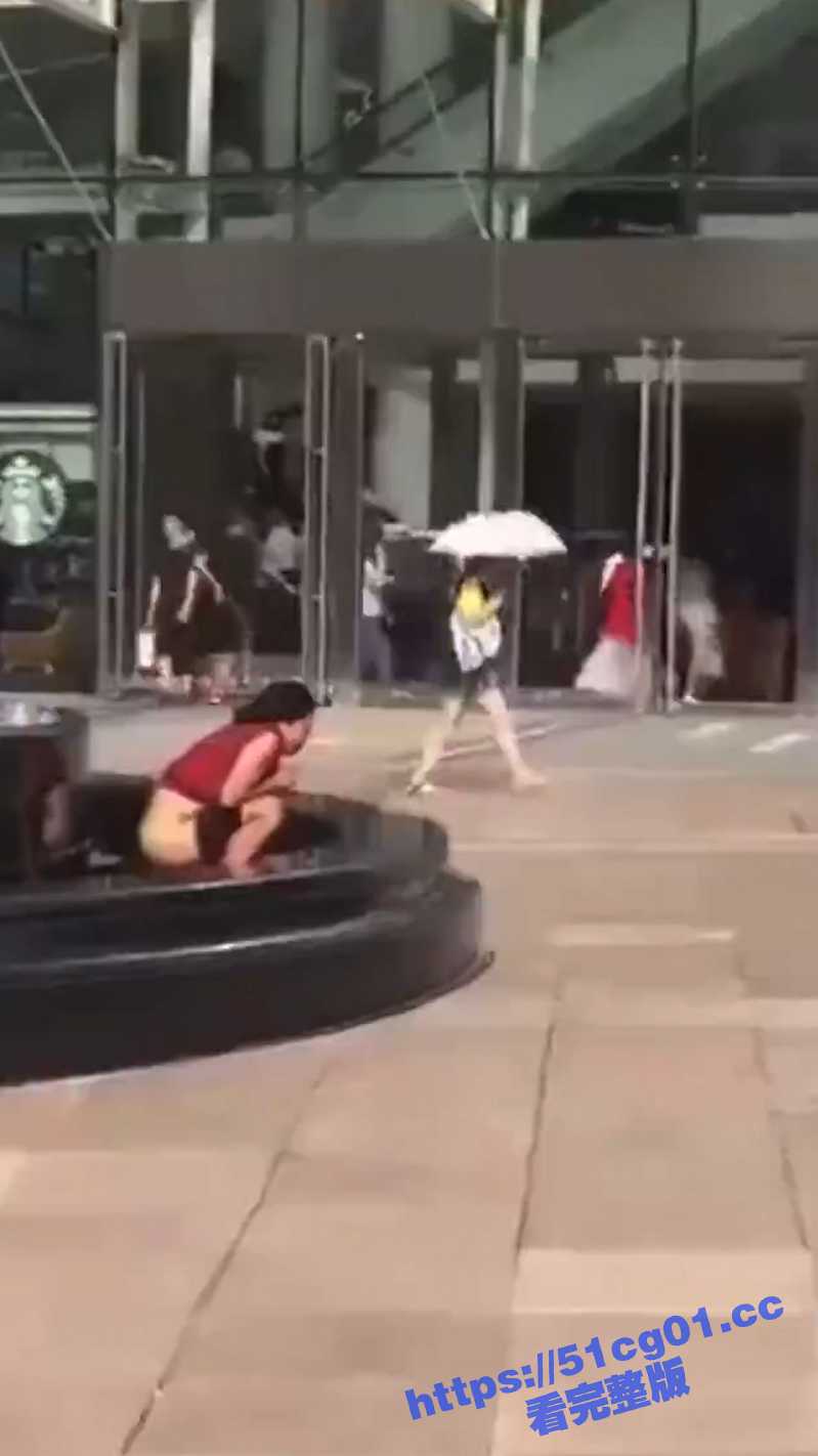 逆天!大连百年商城门口 女子竟然在喷泉里尿尿!看呆众人! - 51吃瓜网-51吃瓜网