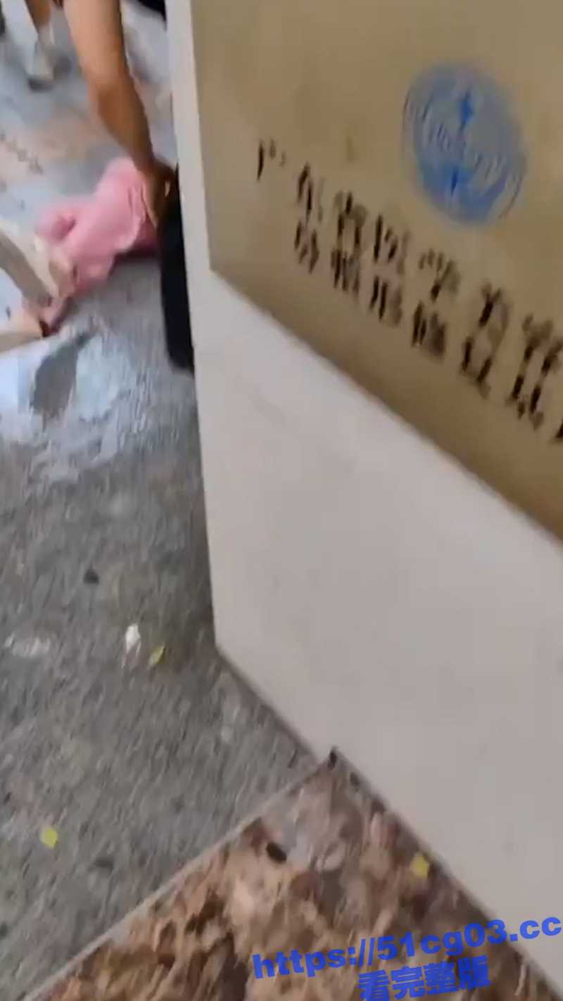 广州女孩整牙手术做残废了上门讨说法 被店员拿水枪冲并拖拽 现在无良商家都这么嚣张吗? - 51吃瓜网-51吃瓜网