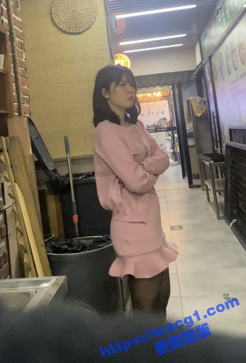 饭馆厕拍高冷御姐放尿 全程怼脸偷拍 蜜桃臀非常白嫩有型 黑丝里还穿着黑丝骚内! - 51吃瓜网-51吃瓜网