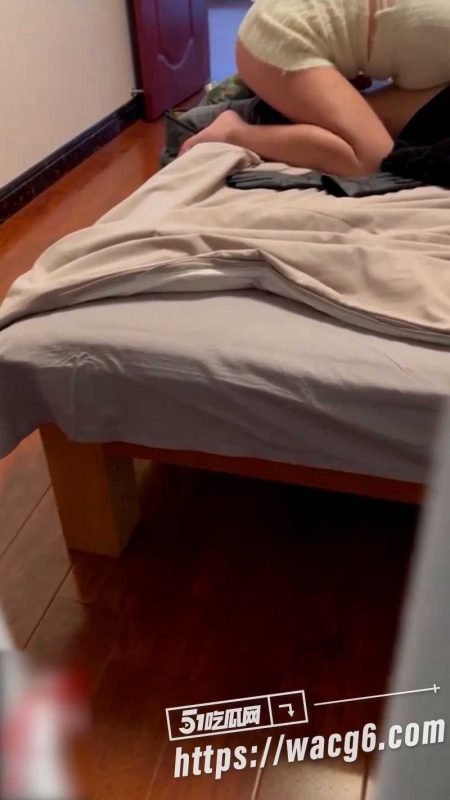 绿帽奴偷看自己老婆和别人偷情做爱 在门边一遍偷窥一遍打飞机 这比坐旁边看要刺激多了-51吃瓜网