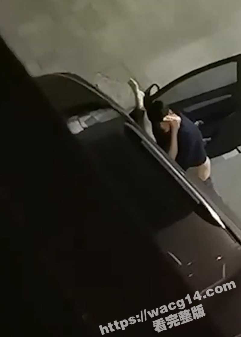 居民楼车震野战被偷拍 大哥全程谨慎东张西望 可能是过于紧张 2分钟就解决战斗！ - 51吃瓜网-51吃瓜网