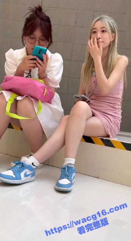 街拍大神偷拍粉色包臀裙美腿女神 玉腿笔直闪耀 内裤好像还是湿的 十分惹人垂涎！-51吃瓜网