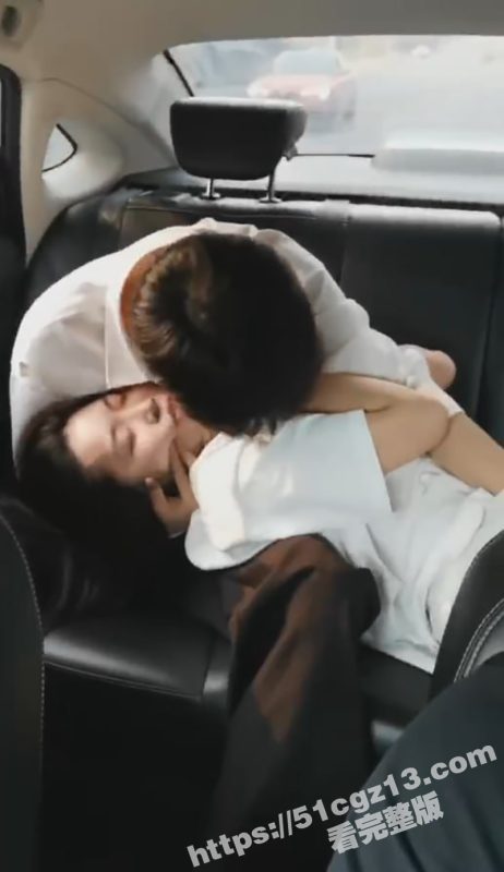 网约车司机偷拍 后座小情侣激情热吻 在车里当场扣逼 这一看就是憋坏了 给司机大哥都整无语了-51吃瓜网