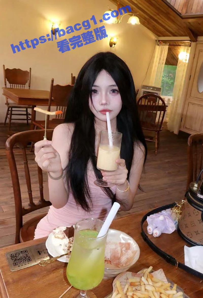 高校大三美女学生 小美 舍友不在全裸露出自慰给兄弟们看 舍友回来会不会闻到淫水的骚味呢？ - 51吃瓜网-51吃瓜网