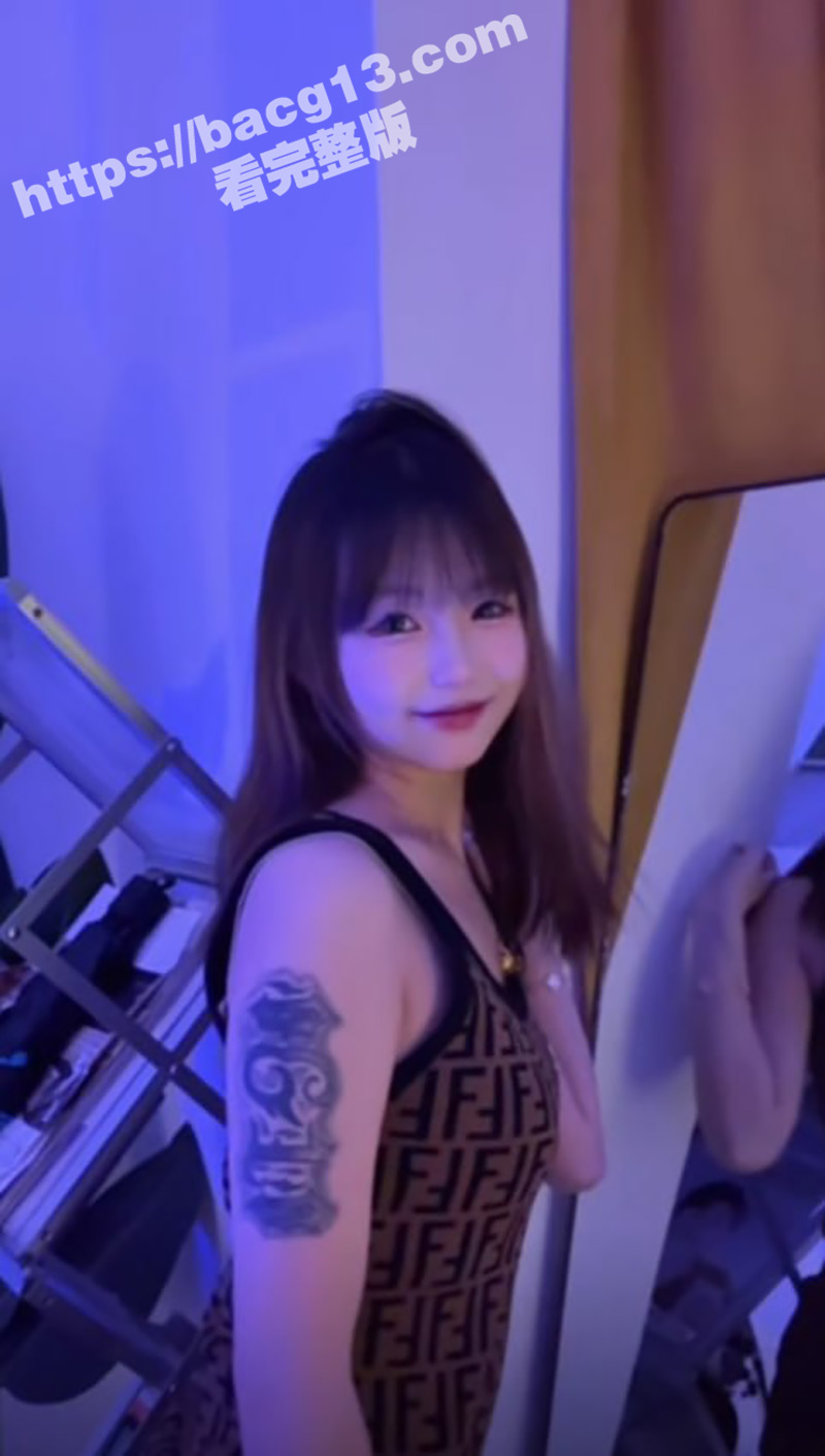 抖音萝莉系网红 国产小侃 私下竟然在腾讯会议室裸聊 胳膊上纹身实锤本人！ - 51吃瓜网-51吃瓜网