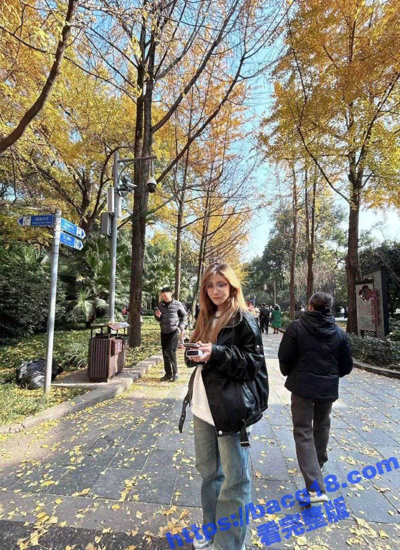 四川美术学院学生妹 王缇 裸聊视频曝光 巨乳肥臀的眼镜婊 揉胸诱惑金主爸爸！ - 51吃瓜网-51吃瓜网