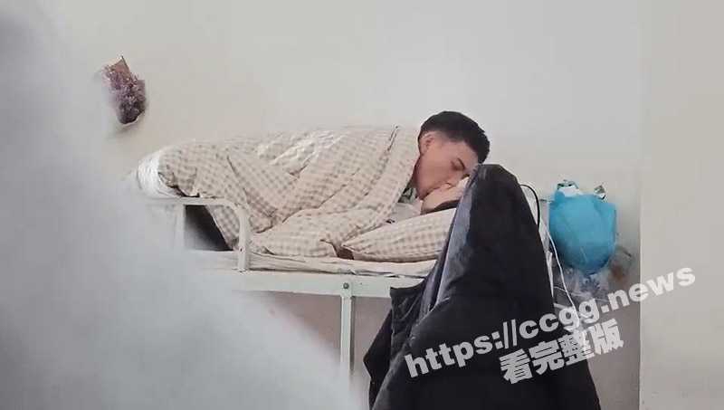 男人的钱不要太好赚！女大学生宿舍卖淫打炮 室友冒死偷拍完整过程！ - 51吃瓜网-51吃瓜网