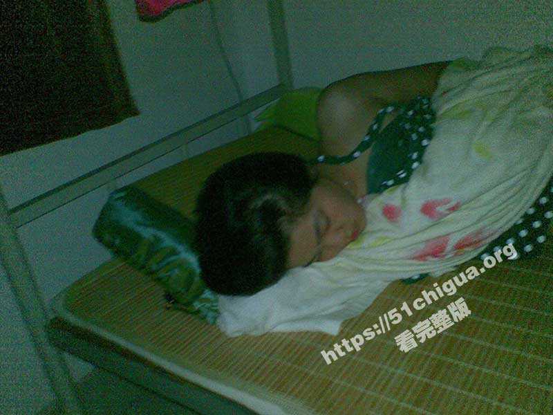 半夜跑高中女宿舍打手电筒掀女生被子扒衣服偷拍熟睡中女生的奶子和逼 - 51吃瓜网-51吃瓜网