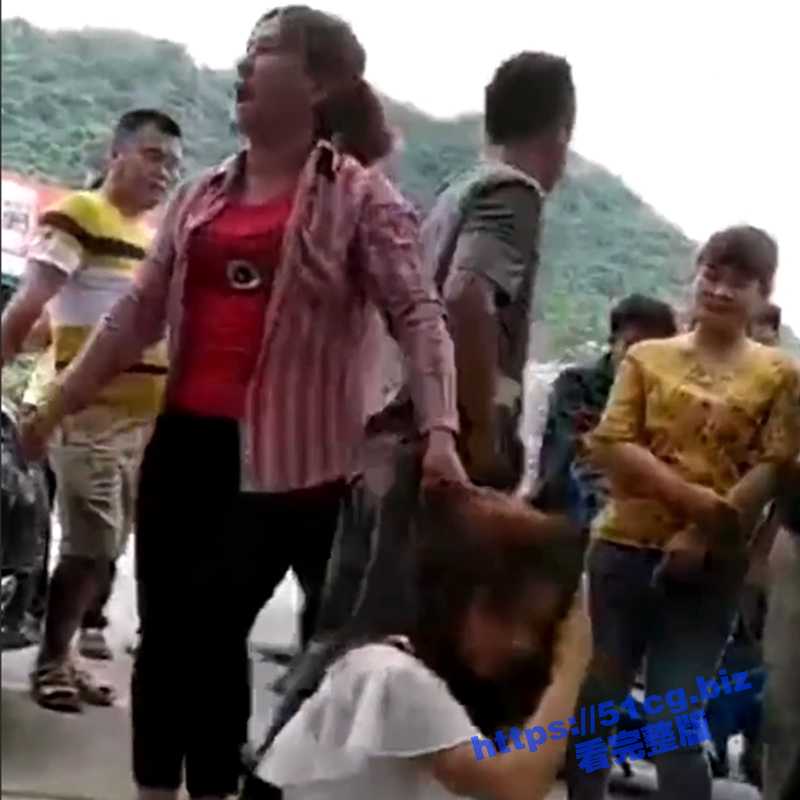 河南女人出轨被原配捉奸 当场薅头发拽倒在地 现场围满了吃瓜群众！ - 51吃瓜网-51吃瓜网
