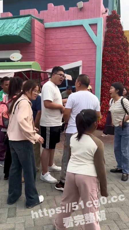 山东景区两帮游客为小事发生争执 都怕对方碰瓷 于是两方吵架过程中纷纷躺地装死-51吃瓜网