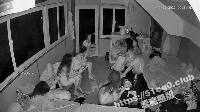 摄像头破解!外国夜总会休息室里的小姐姐个个身材棒 竟然遇到扫黄 开门一惊 很自觉的跟着公安走! - 51吃瓜网-51吃瓜网