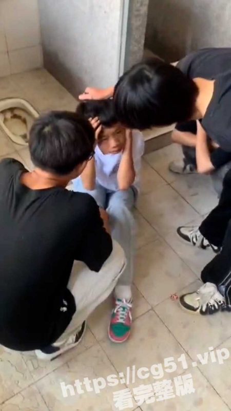 漳州市南靖县高新学校 中学生校园霸凌 厕所群殴 疯狂殴打落单小男孩！-51吃瓜网