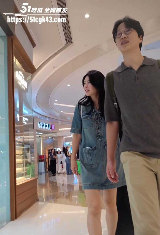商场抄底偷拍!气质美女真空与男友逛街 完美角度偷窥一线天美鲍 全程贴身式追拍 刺激感爆棚!-51吃瓜网